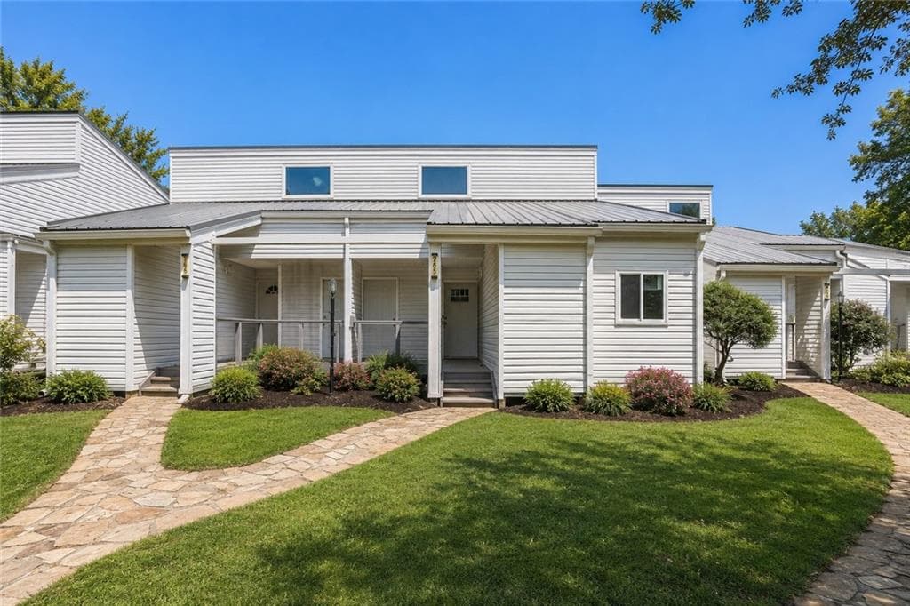 2 bedroom, 2 bathroom, 1,420 sq ft townhouse for sale at 265 Clearview Court, Villa Rica, GA 30180