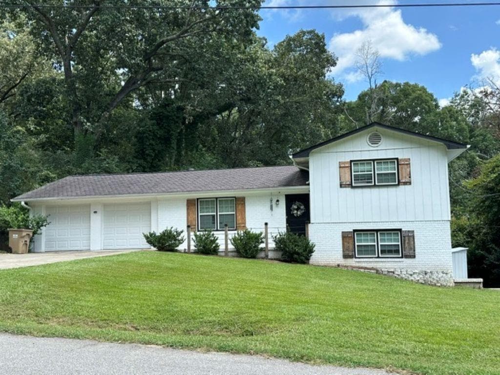 4 bedroom, 3 bathroom, 1,828 sq ft single family residence under contract at 2335 Donnie Lee Drive, Gainesville, GA 30506