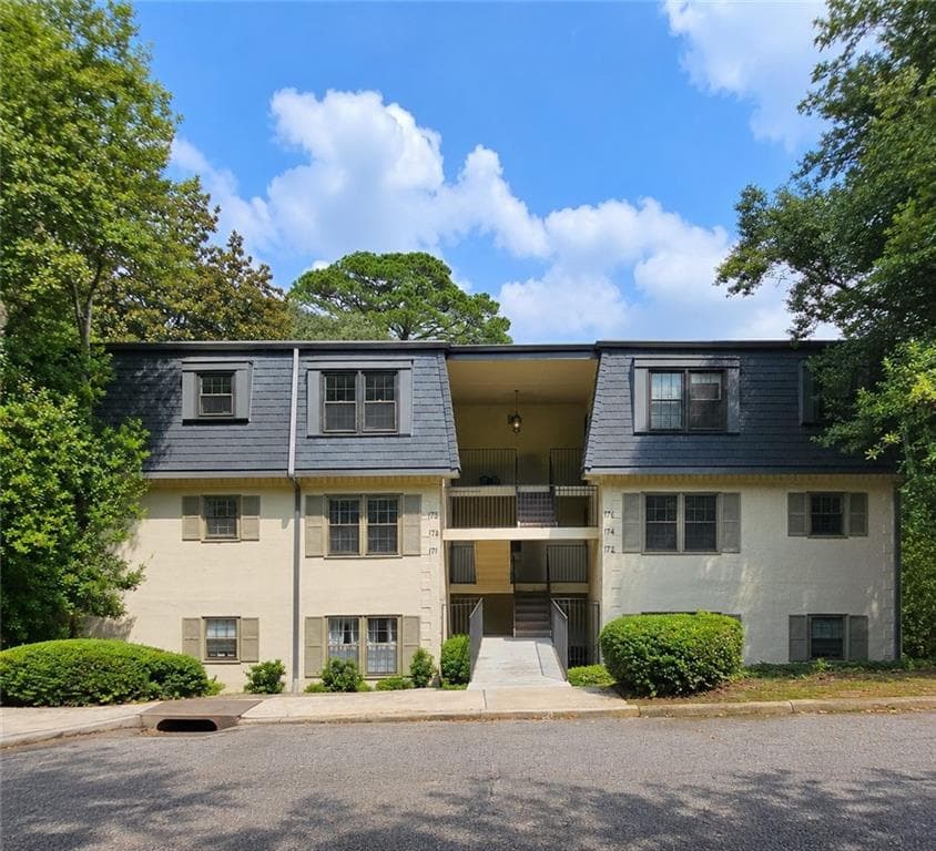 2 bedroom, 2 bathroom, 1,163 sq ft condominium for sale at 173 Amherst Place, Atlanta, GA 30327