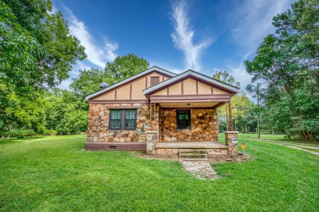3 bedroom, 1 bathroom, 1,276 sq ft single family residence for sale at 2067 Cleveland Road, Bogart, GA 30622
