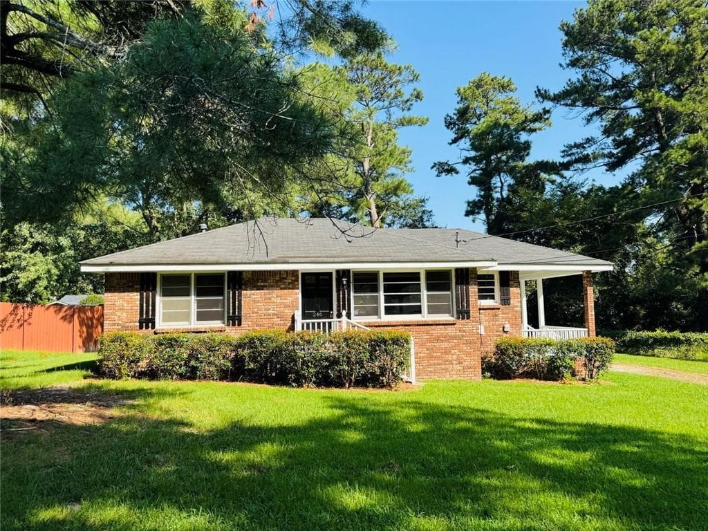 2 bedroom, 1 bathroom, 951 sq ft single family residence for sale at 246 Bruce Street, Loganville, GA 30052