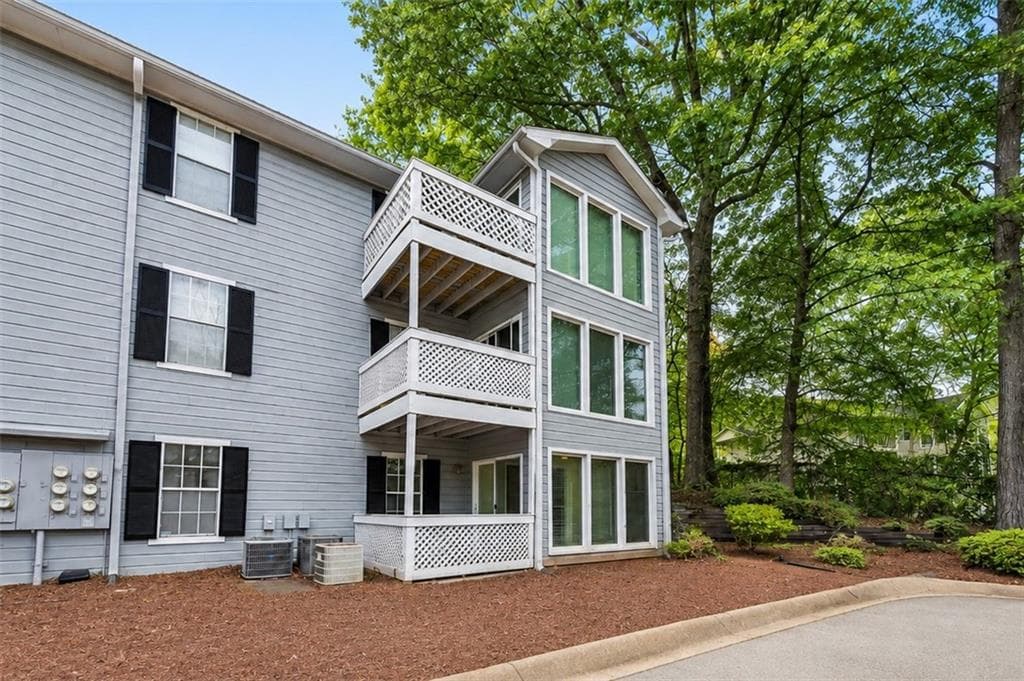 2 bedroom, 1 bathroom, 1,126 sq ft condominium for sale at 201 Natchez Trace, Atlanta, GA 30350