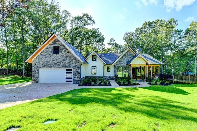5 bedroom, 5 bathroom, 6,000 sq ft single family residence for sale at 3933 Skyline Drive, Gainesville, GA 30501