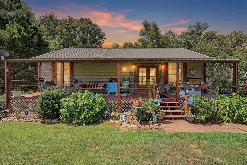 2 bedroom, 3 bathroom, 1,680 sq ft single family residence for sale at 5119 E Highway 166, Carrollton, GA 30116