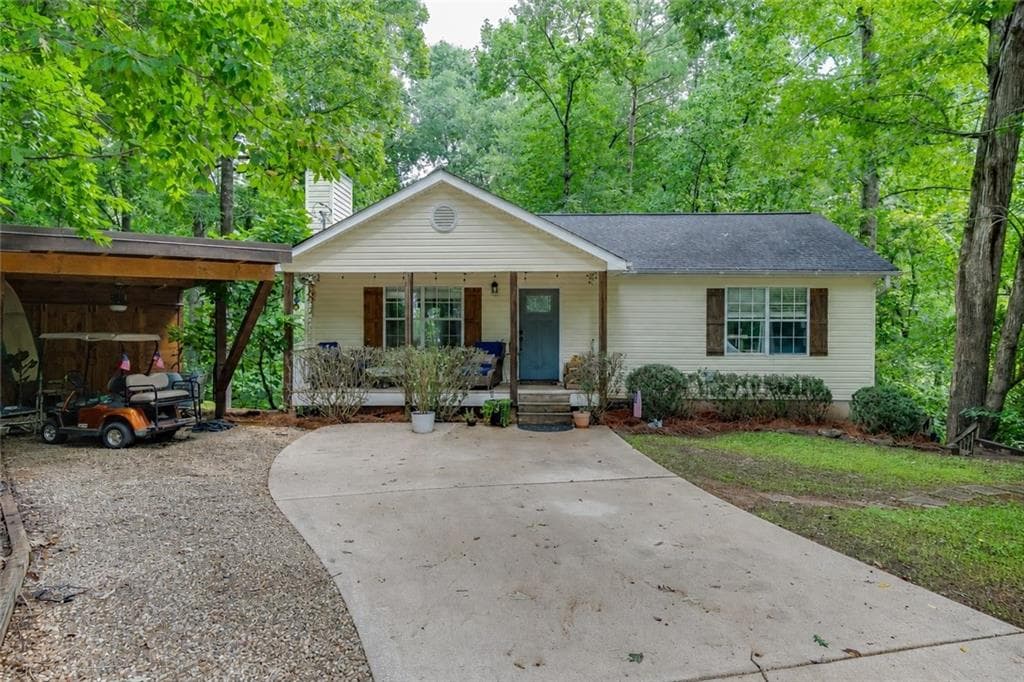 4 bedroom, 2 bathroom, 2,214 sq ft single family residence under contract at 9420 Manor Lane, Gainesville, GA 30506