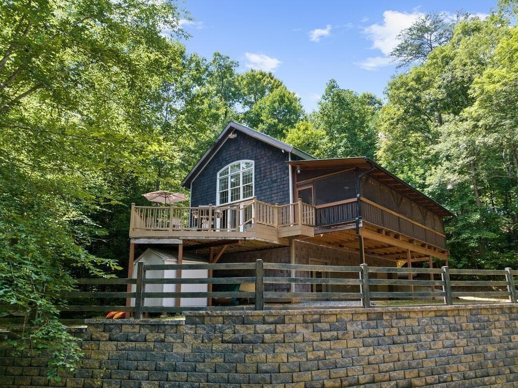 3 bedroom, 3 bathroom, 2,520 sq ft single family residence for sale at 281 Pine Cone Road, Blue Ridge, GA 30513
