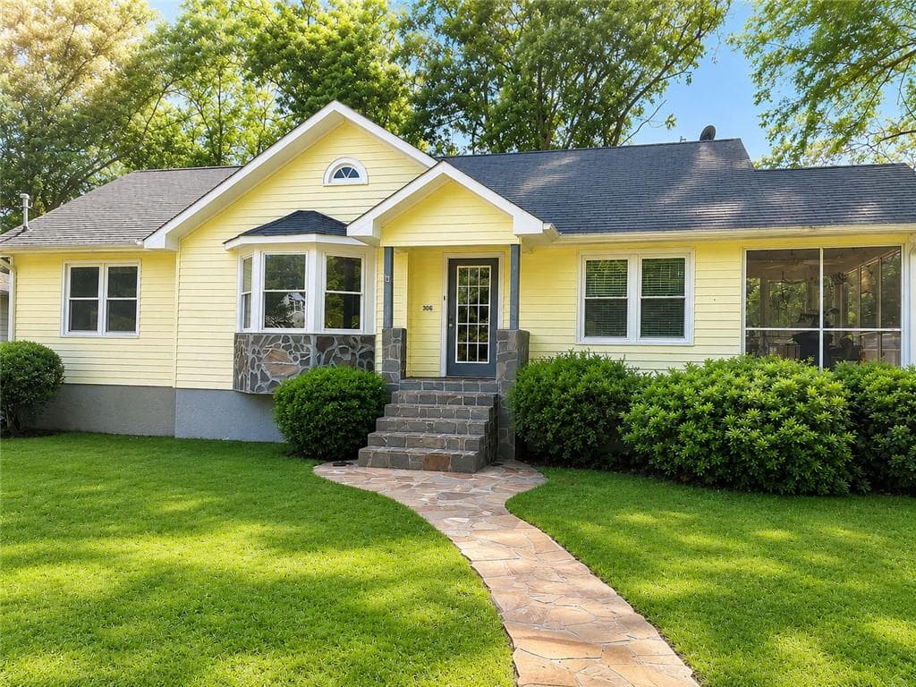 3 bedroom, 1 bathroom, 1,202 sq ft single family residence under contract at 906 McLaurin Street, Griffin, GA 30224