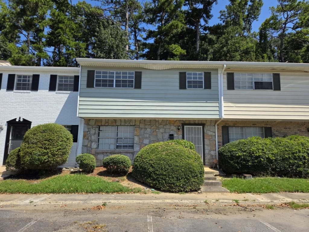 3 bedroom, 3 bathroom, 1,340 sq ft townhouse under contract at 4701 Flat Shoals Road 38G, Union City, GA 30291