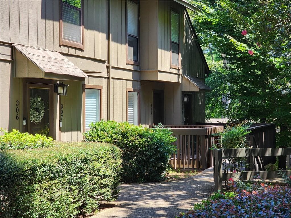 2 bedroom, 1 bathroom, 1,073 sq ft condominium for sale at 308 CUMBERLAND Court, Smyrna, GA 30080
