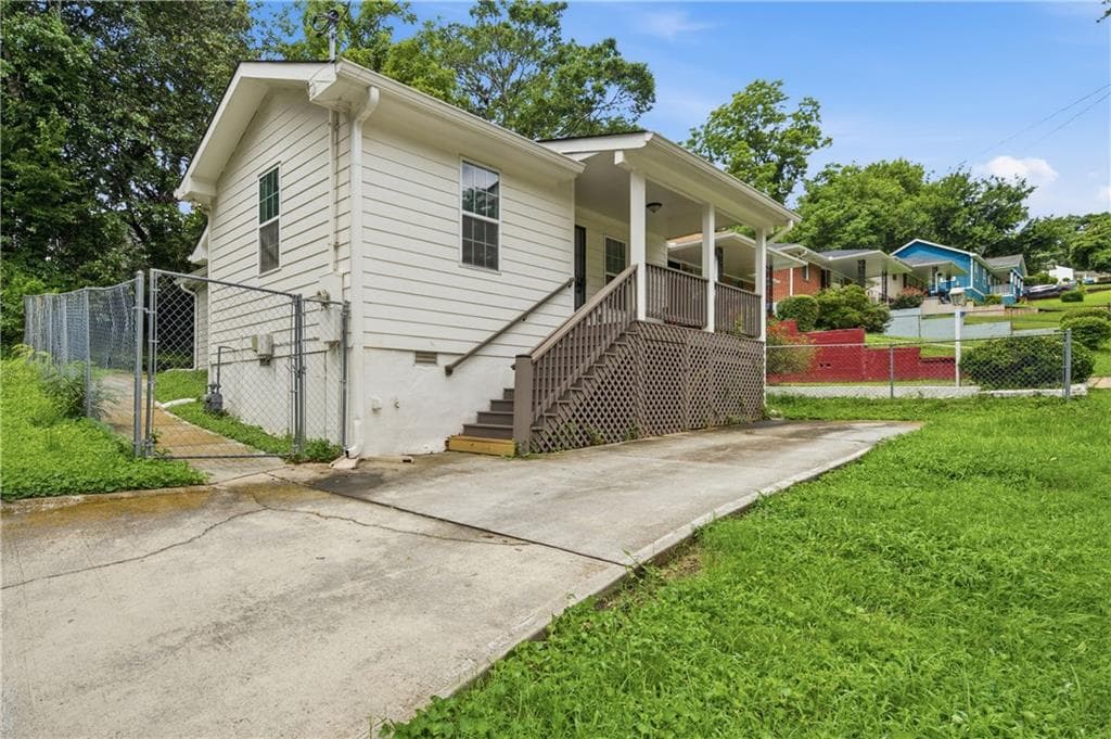 2 bedroom, 2 bathroom, 965 sq ft single family residence for sale at 226 Thornton Street, Atlanta, GA 30315