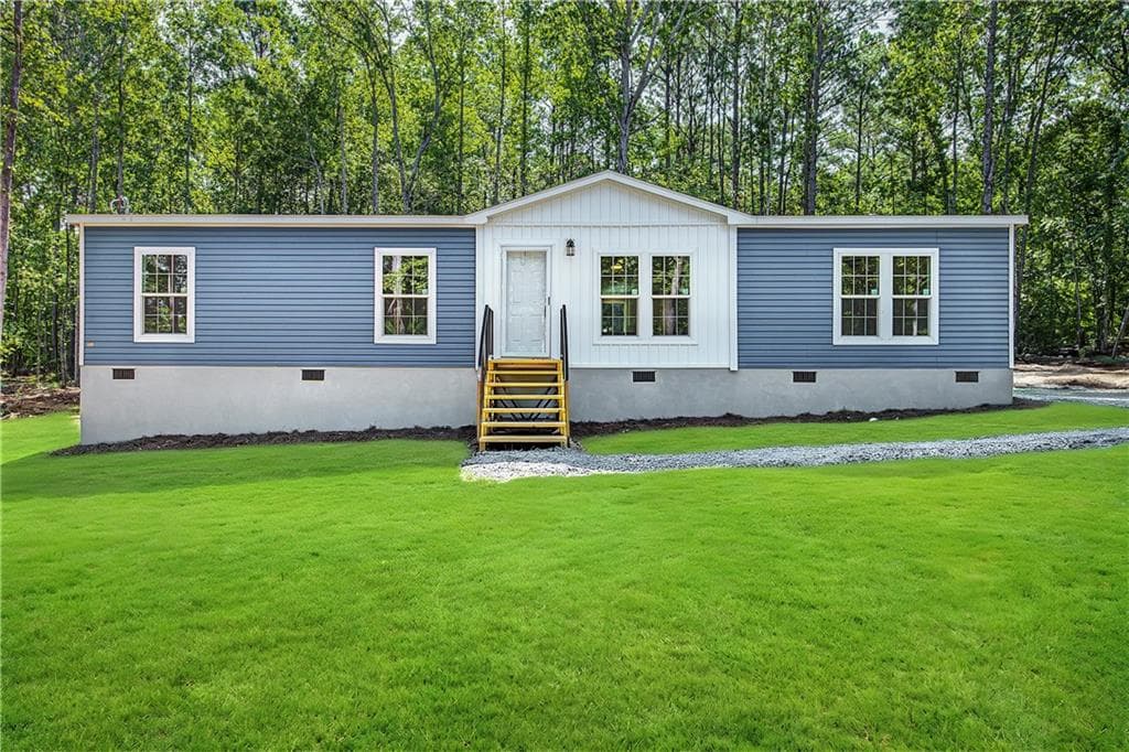 3 bedroom, 2 bathroom, 1,792 sq ft single family residence for sale at 140 B Lakeshore Drive, Eatonton, GA 31024