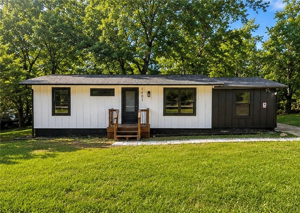 4 bedroom, 2 bathroom, 1,138 sq ft single family residence for sale at 1101 Isa Drive, Atlanta, GA 30315