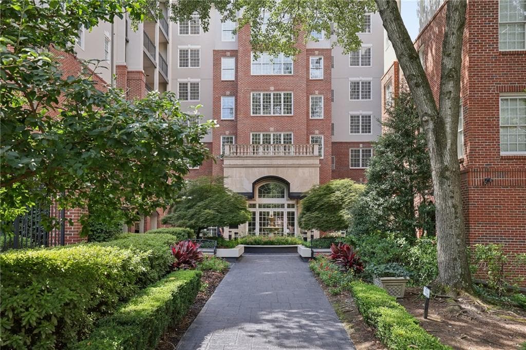 2 bedroom, 2 bathroom, 1,350 sq ft condominium for sale at 50 Biscayne Drive 2104, Atlanta, GA 30309