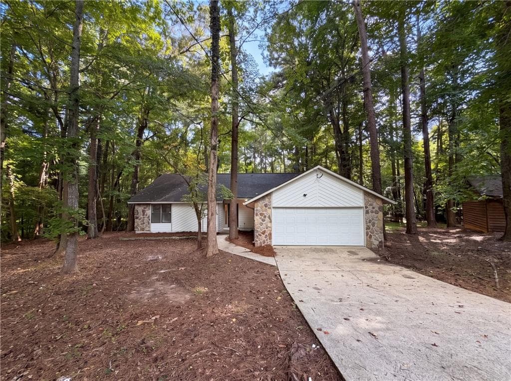3 bedroom, 2 bathroom, 1,590 sq ft single family residence for sale at 670 Marsh Court, Jonesboro, GA 30238