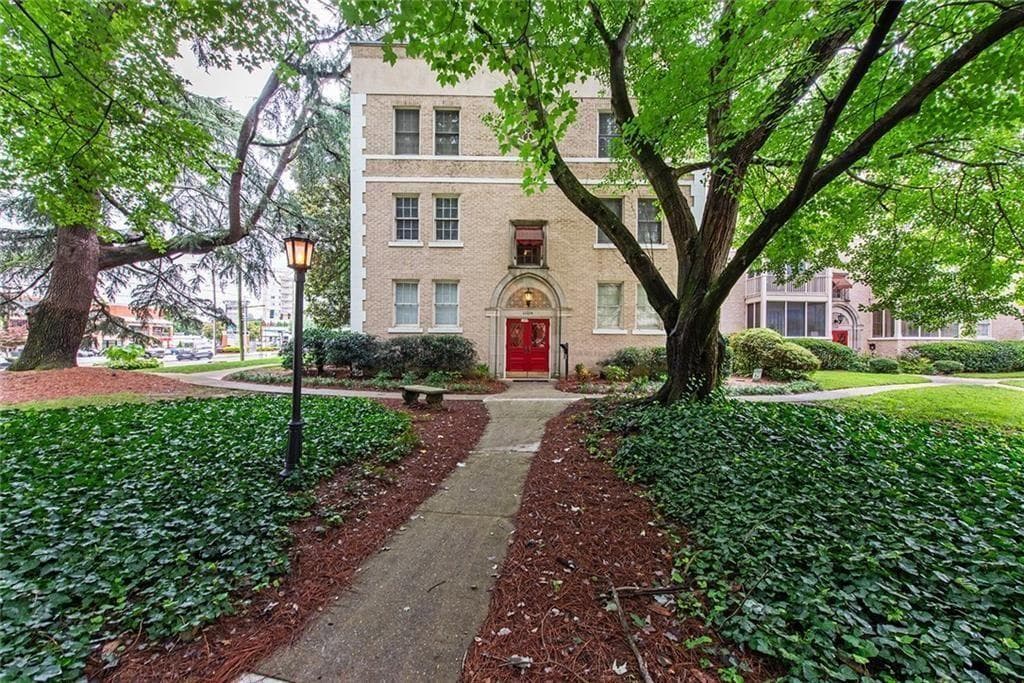 1 bedroom, 1 bathroom, 822 sq ft condominium for sale at 2222 Peachtree Road A3, Atlanta, GA 30309