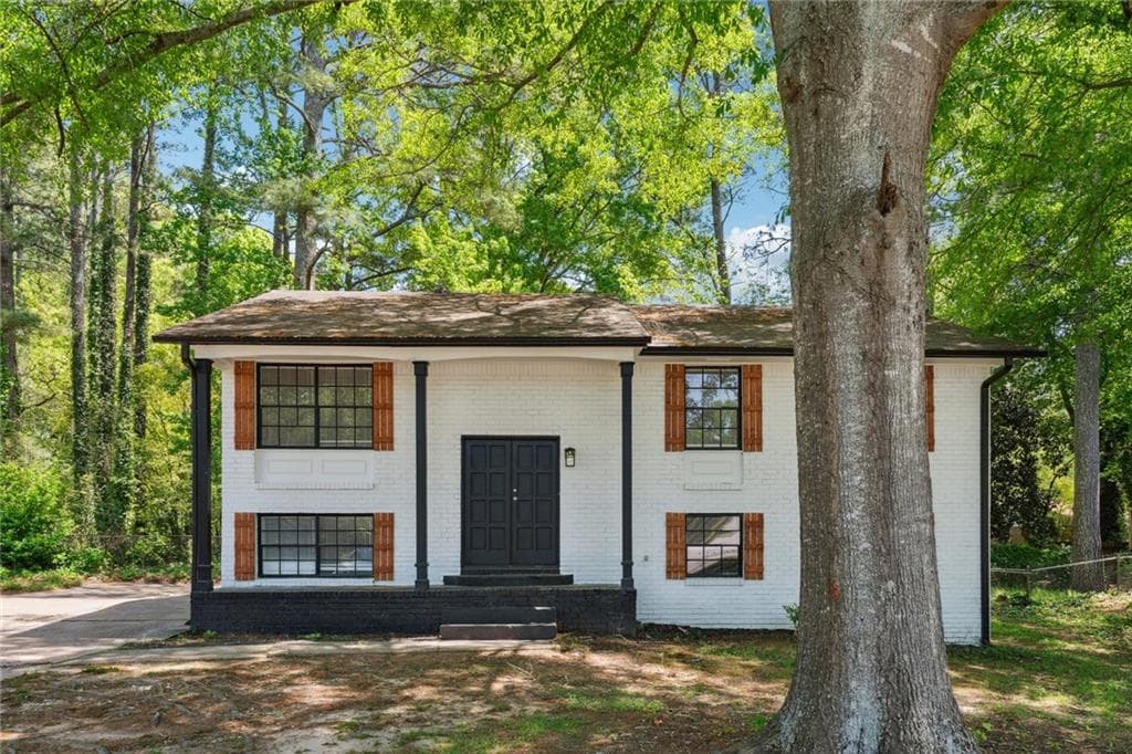 3 bedroom, 2 bathroom, 1,557 sq ft single family residence under contract at 1421 Iron Gate Boulevard, Jonesboro, GA 30238