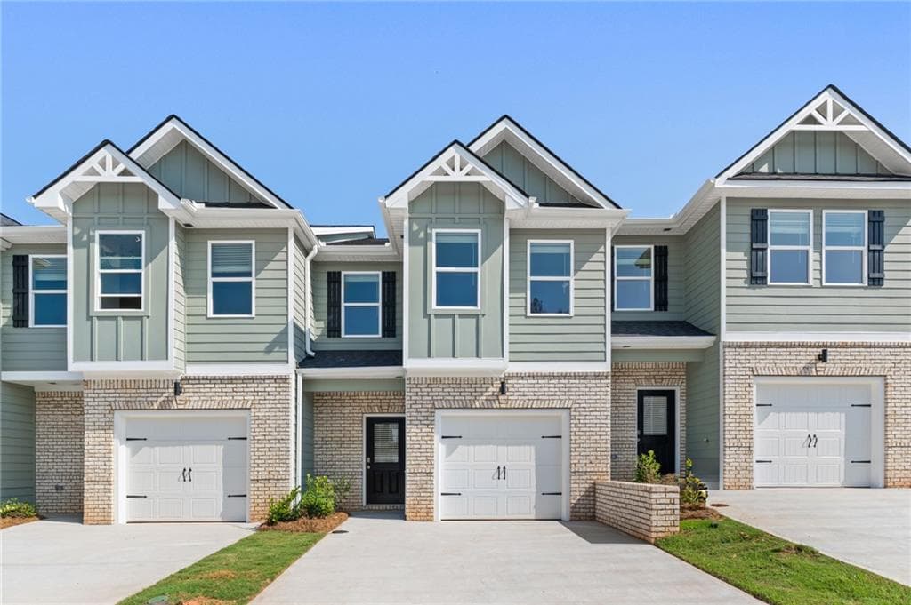 3 bedroom, 3 bathroom, 1,598 sq ft townhouse for sale at 8316 Columbia Court, Palmetto, GA 30268