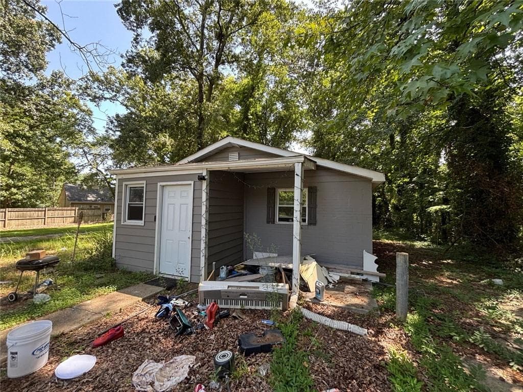 2 bedroom, 1 bathroom, 864 sq ft single family residence for sale at 6366 Gordon Street, Lithia Springs, GA 30122