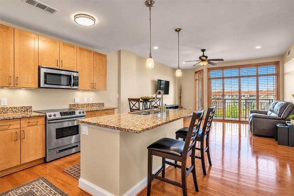 1 bedroom, 2 bathroom, 855 sq ft condominium under contract at 711 Cosmopolitan Drive 403, Atlanta, GA 30324