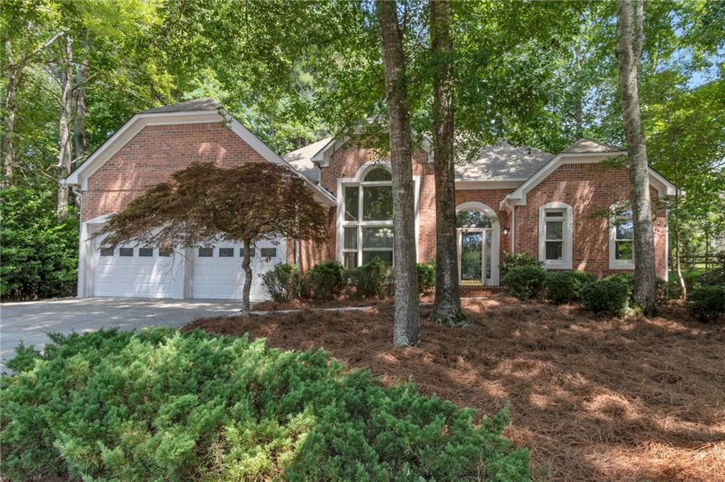 3 bedroom, 2 bathroom, 2,115 sq ft single family residence for sale at 122 Bent Creek Drive, Woodstock, GA 30189