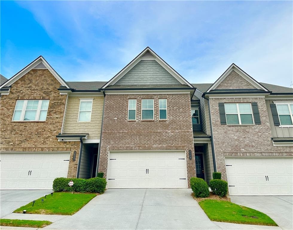 3 bedroom, 3 bathroom, 1,928 sq ft townhouse for sale at 2560 Norwich Trace, Snellville, GA 30078
