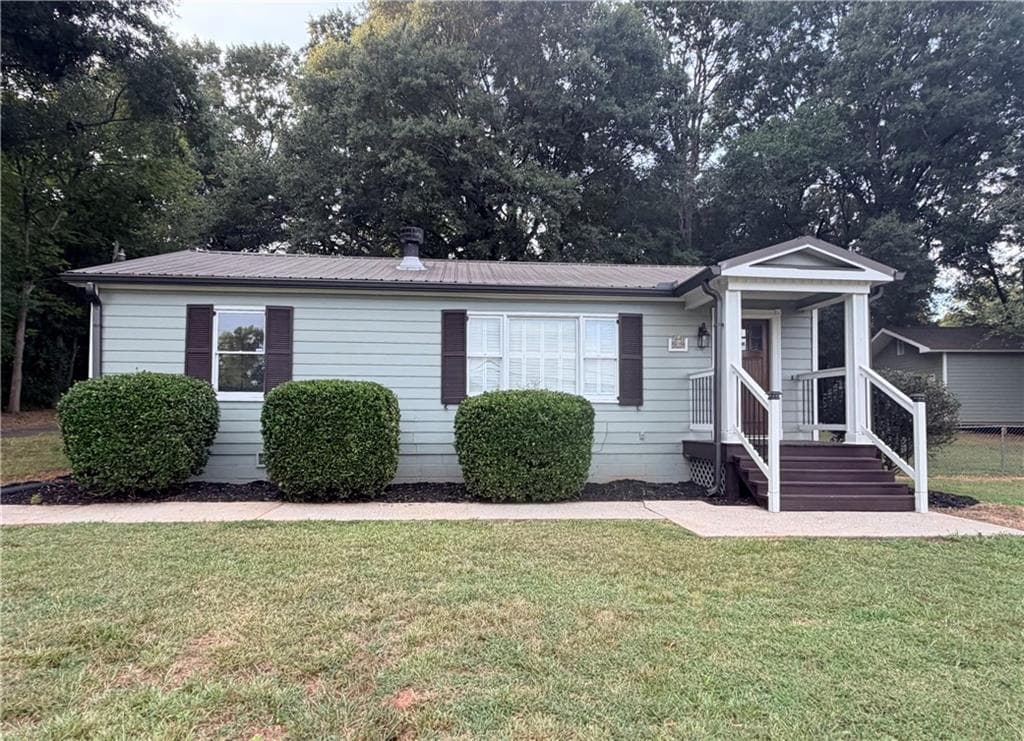 2 bedroom, 2 bathroom, 1,320 sq ft single family residence under contract at 604 Lynn Avenue, Jefferson, GA 30549