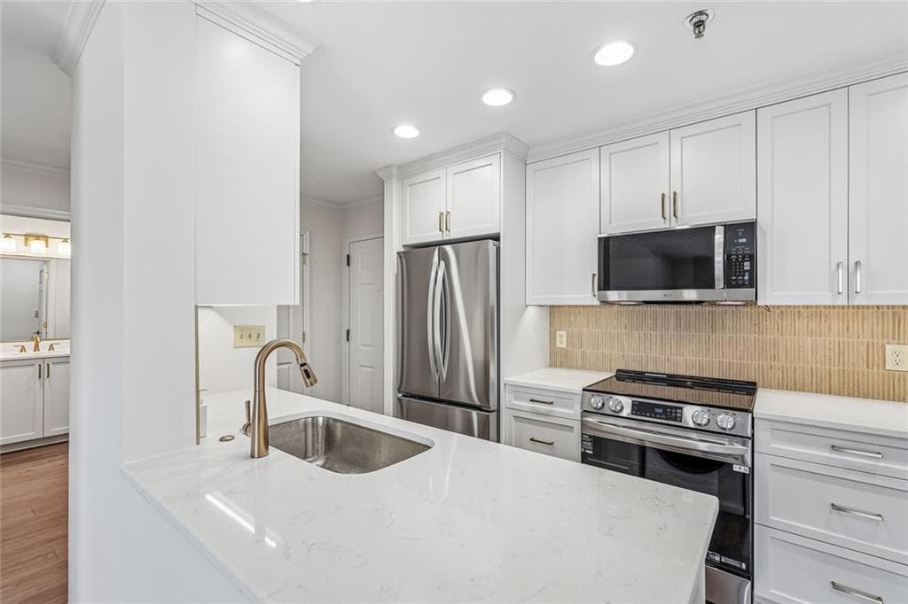 1 bedroom, 1 bathroom, 760 sq ft condominium for sale at 300 Johnson Ferry Road B-601, Sandy Springs, GA 30328