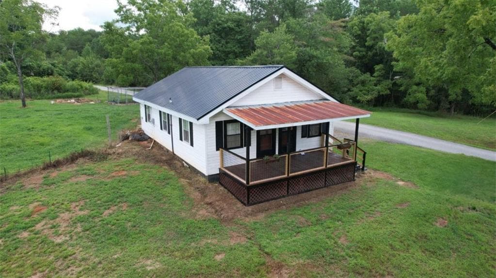 3 bedroom, 1 bathroom, 864 sq ft single family residence for sale at 930 Cantrell Road, Marble Hill, GA 30148