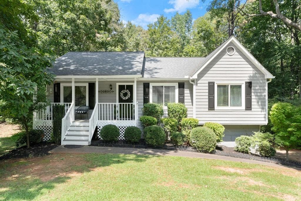 3 bedroom, 2 bathroom, 1,531 sq ft single family residence for sale at 4323 Hillview Drive, Acworth, GA 30101