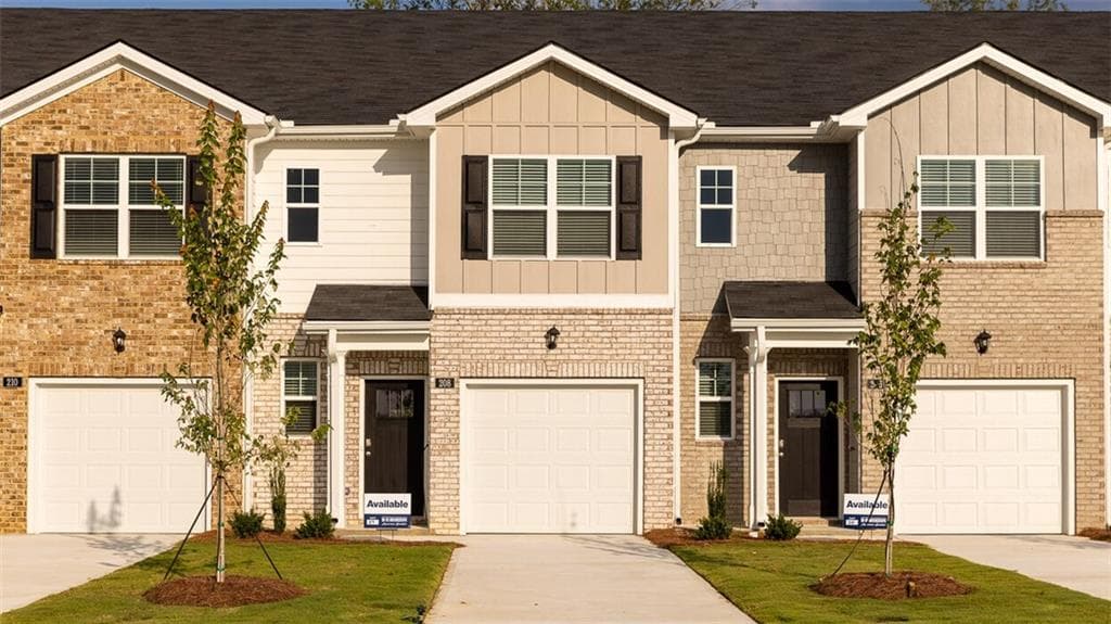 3 bedroom, 3 bathroom, 1,425 sq ft townhouse for sale at 208 Kenmore Circle, Perry, GA 31069