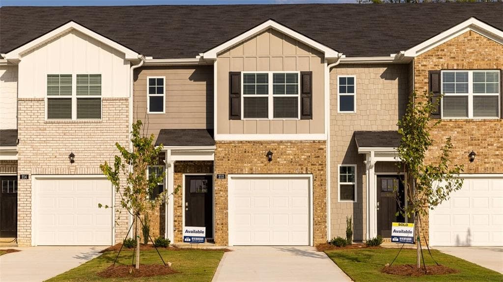 3 bedroom, 3 bathroom, 1,425 sq ft townhouse for sale at 212 Kenmore Circle, Perry, GA 31069
