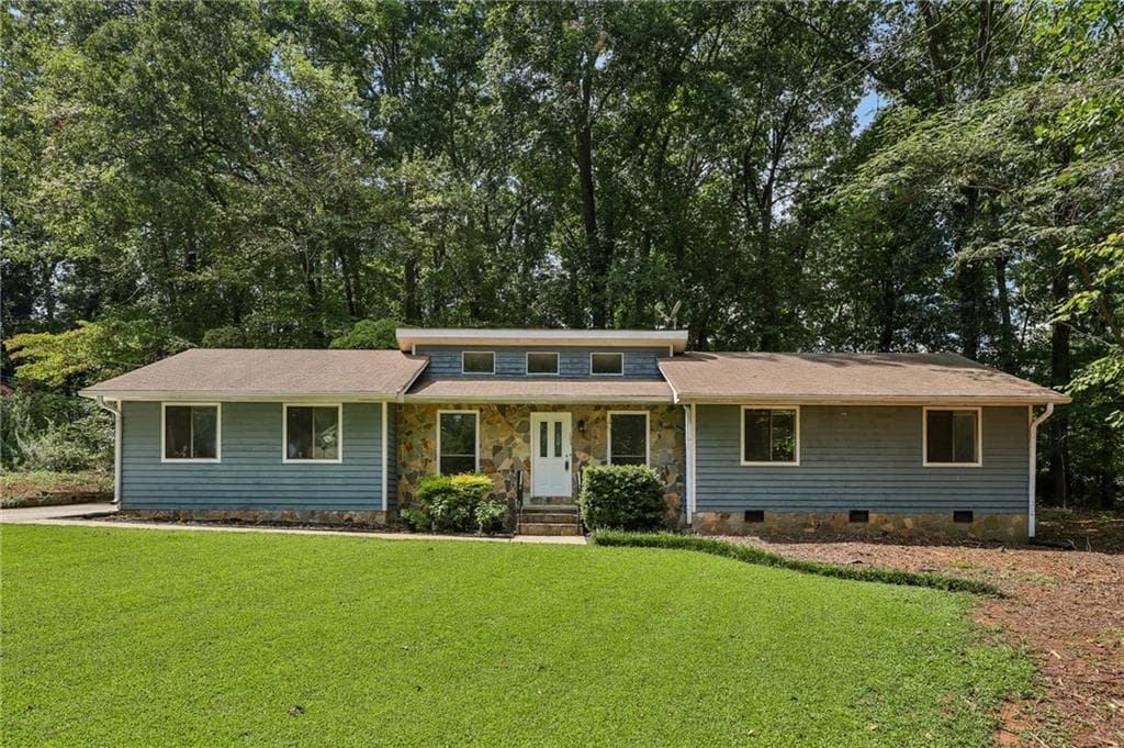 3 bedroom, 2 bathroom, 1,372 sq ft single family residence for sale at 106 Hilltop Circle, Stockbridge, GA 30281