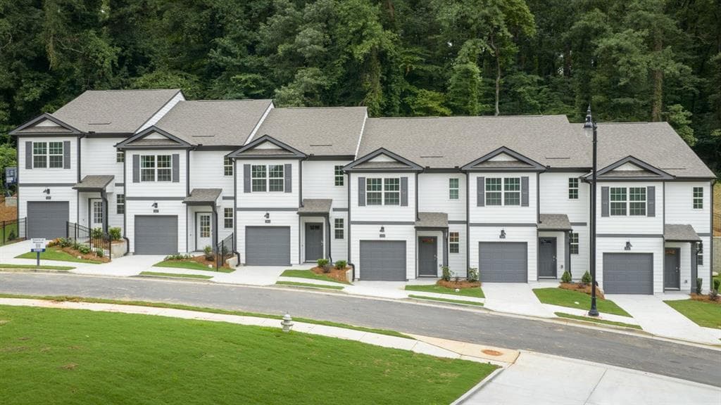 3 bedroom, 3 bathroom, 1,418 sq ft townhouse for sale at 2837 Georgia Aster Way 39, Atlanta, GA 30318