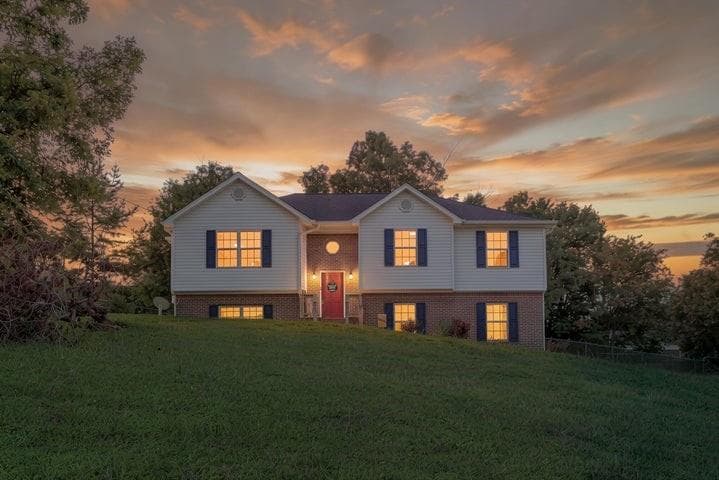 3 bedroom, 2 bathroom, 1,414 sq ft single family residence for sale at 92 Abbey Road, Ringgold, GA 30736