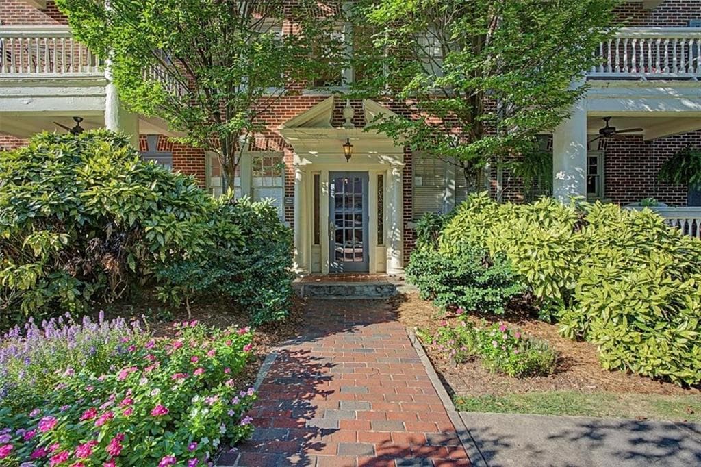 1 bedroom, 1 bathroom, 1,006 sq ft condominium under contract at 2 Collier Road 3, Atlanta, GA 30309