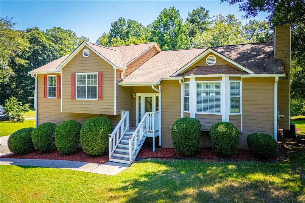 3 bedroom, 3 bathroom, 1,398 sq ft single family residence for sale at 20 River Oak Court, Temple, GA 30179
