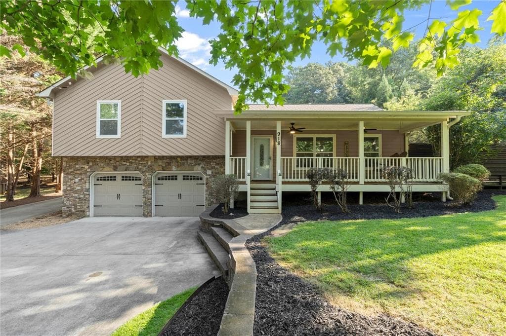 3 bedroom, 2 bathroom, 2,436 sq ft single family residence under contract at 918 Victoria Landing Drive, Woodstock, GA 30189