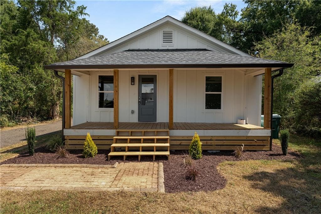 3 bedroom, 2 bathroom, 818 sq ft single family residence for sale at 130 N Cass Street, Adairsville, GA 30103