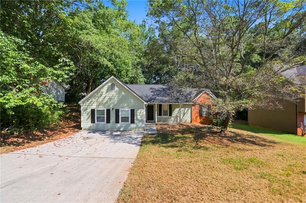 4 bedroom, 2 bathroom, 1,376 sq ft single family residence for sale at 1586 Elizabeth Lane, Hampton, GA 30228