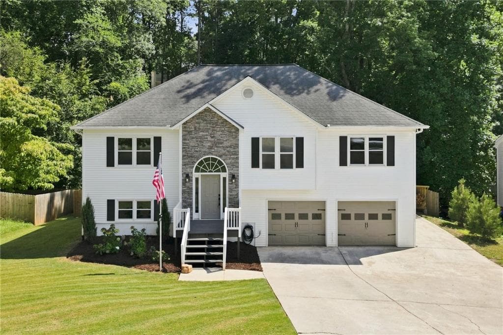 5 bedroom, 3 bathroom, 2,372 sq ft single family residence for sale at 1003 Queensbury Run, Acworth, GA 30102