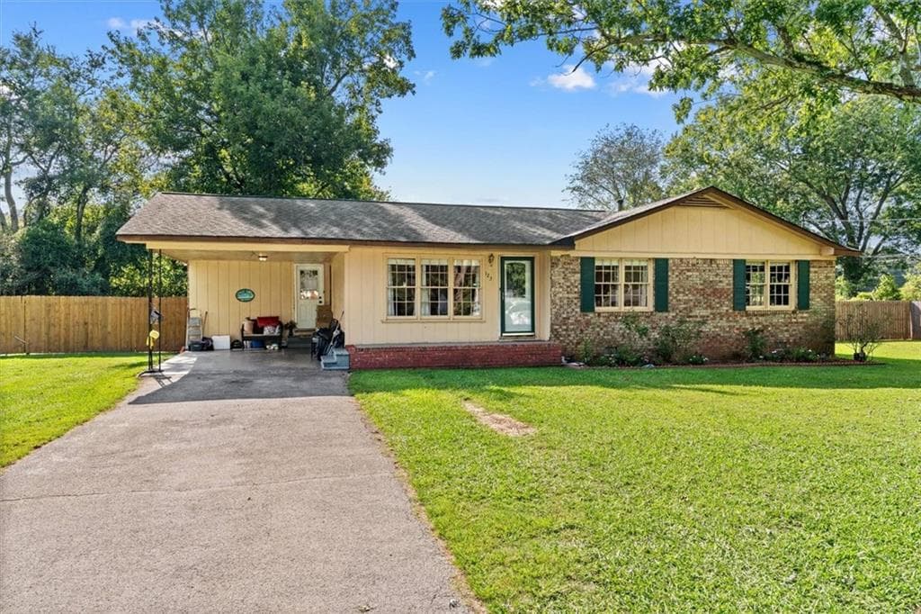 3 bedroom, 2 bathroom, 1,377 sq ft single family residence for sale at 123 Donna Street, Calhoun, GA 30701