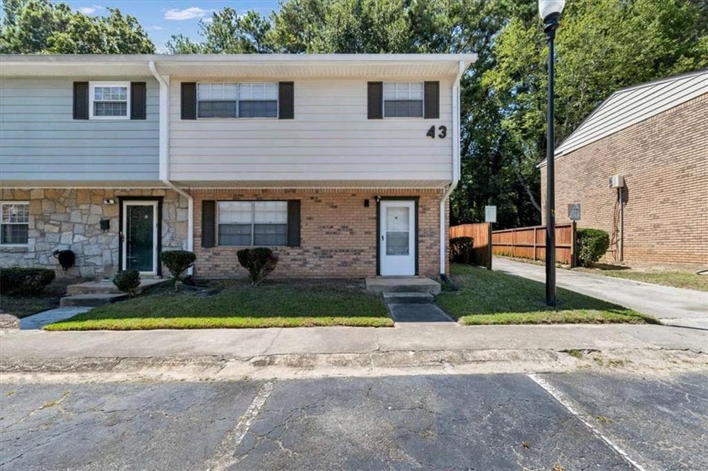 3 bedroom, 3 bathroom, 1,340 sq ft condominium under contract at 4701 Flat Shoals Road 43H, Union City, GA 30291