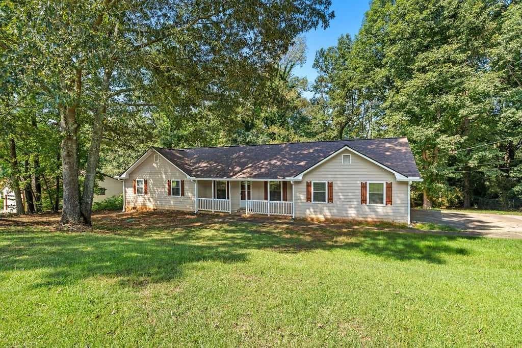 3 bedroom, 2 bathroom, 2,236 sq ft single family residence for sale at 212 Farmbrook Parkway, Stockbridge, GA 30281
