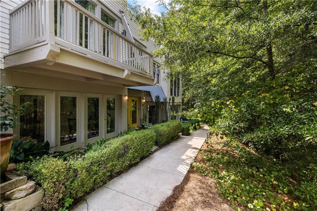 2 bedroom, 2 bathroom, 1,558 sq ft townhouse for sale at 9121 Selborne Lane, Chattahoochee Hills, GA 30268
