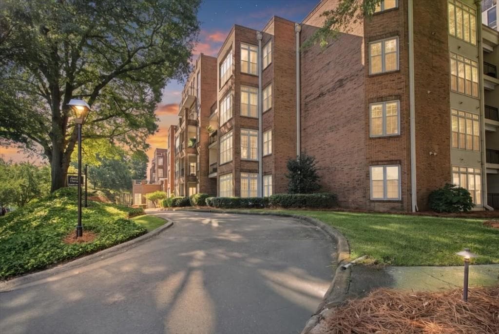 2 bedroom, 2 bathroom, 1,205 sq ft condominium for sale at 175 15th Street 208, Atlanta, GA 30309