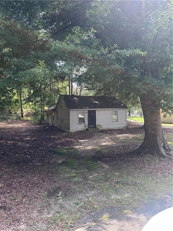 3 bedroom, 1 bathroom, 873 sq ft single family residence for sale at 6917 Rockbridge Road, Stone Mountain, GA 30087