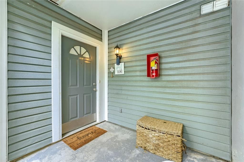 2 bedroom, 2 bathroom, 1,054 sq ft condominium for sale at 6351 Wedgeview Court, Tucker, GA 30084
