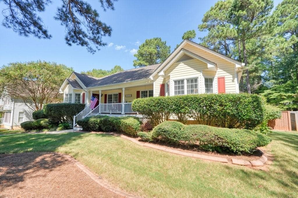 4 bedroom, 2 bathroom, 2,589 sq ft single family residence for sale at 425 Kings Walk, Douglasville, GA 30134