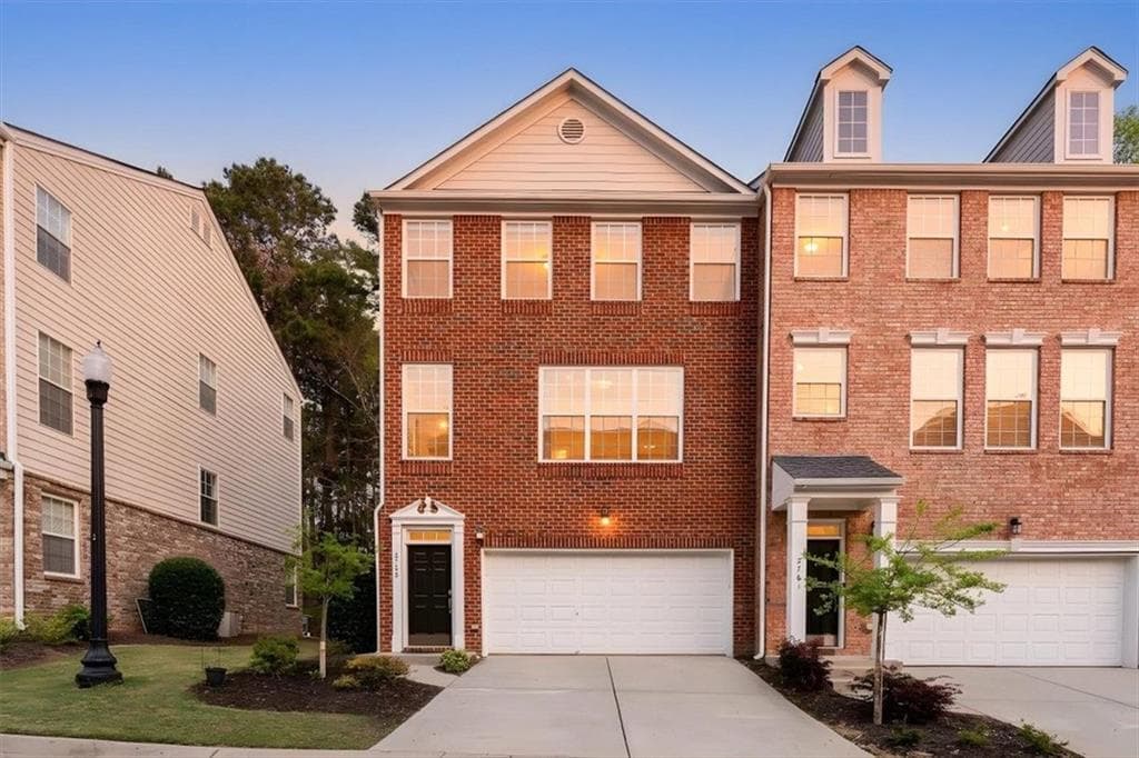 3 bedroom, 4 bathroom, 2,484 sq ft townhouse under contract at 3759 Chattahoochee Summit Drive 3, Atlanta, GA 30339