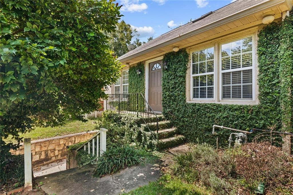 4 bedroom, 2 bathroom, 1,821 sq ft single family residence for sale at 1619 Sylvan Road, Atlanta, GA 30310